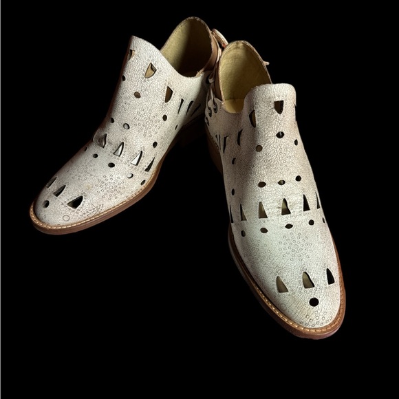 Musse & Cloud Perforated Cream Booties - Picture 1 of 5